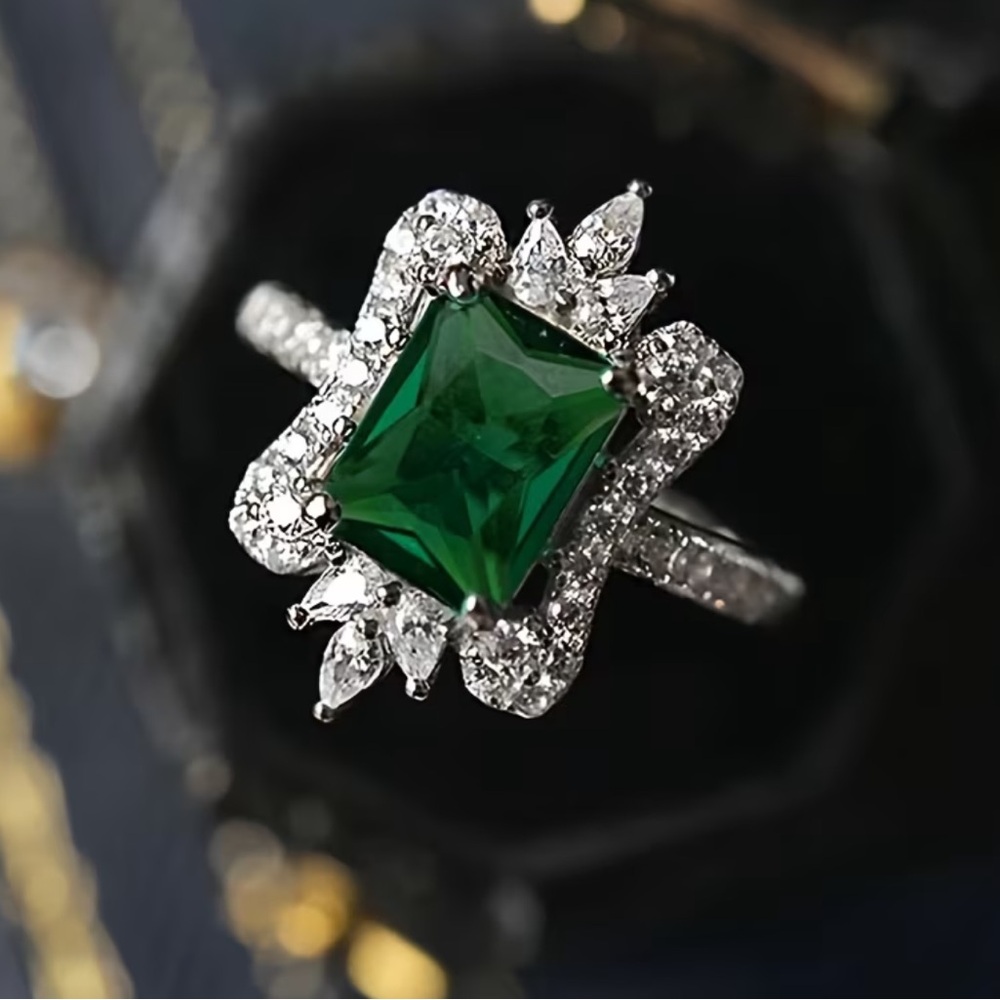 🆕 Elegant Silver and Emerald Vintage CZ Cut Gemstone Ring